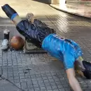 Uruguay: Derribaron y rompieron una estatua de Luis Suárez