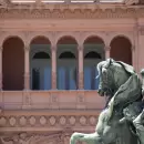 En busca de dólares y pesos