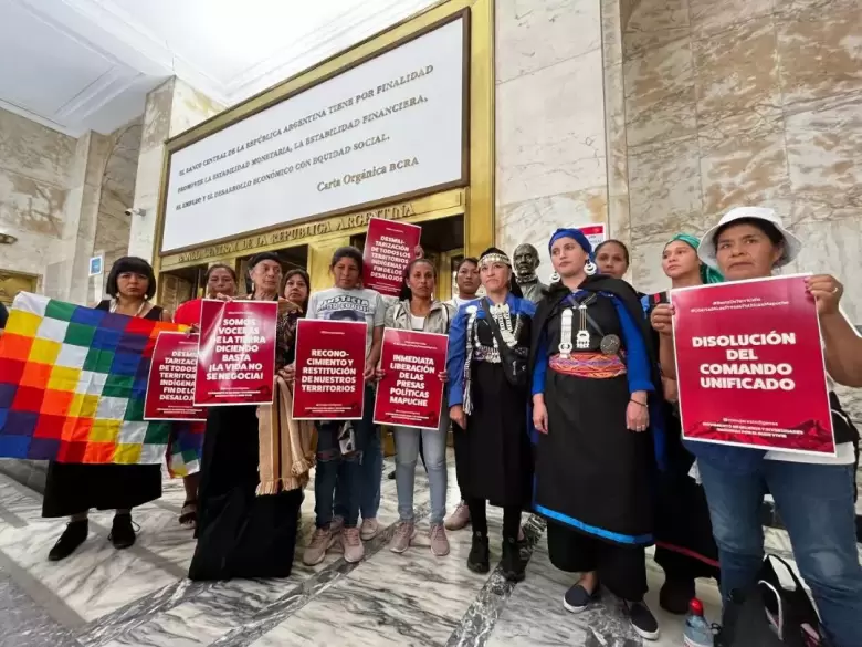 Insólita protesta de mujeres mapuches en el BCRA: fueron recibidas por Pesce