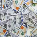 Se escurren los dólares y crece el temor de que no puedan evitar una devaluación desordenada