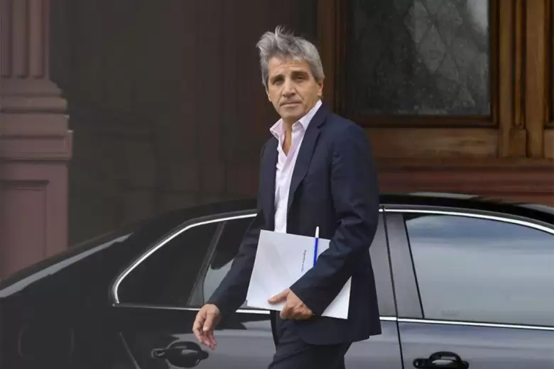 Luis Caputo anunció medidas para la industria automotriz.