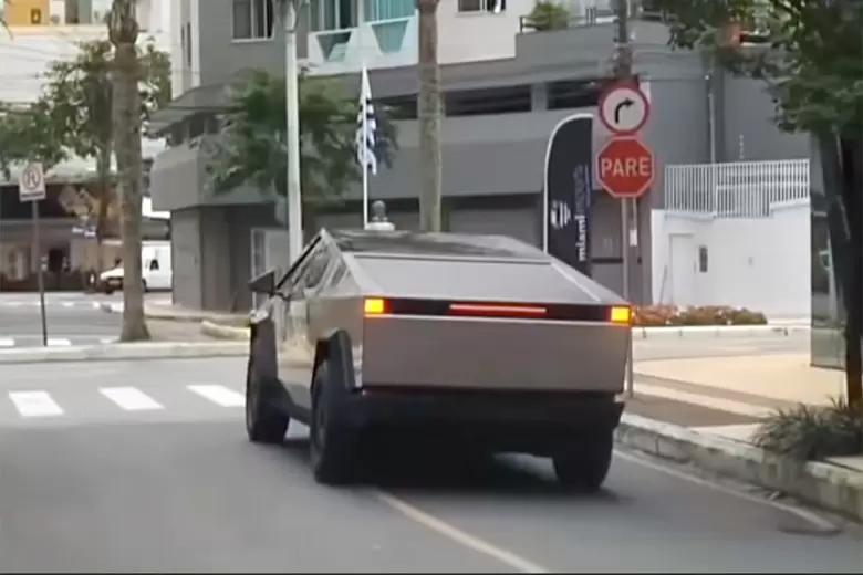 Hay una Tesla Cybertruck en Camboriú, Brasil importada por un particular.
