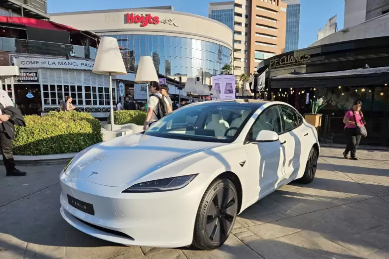 El local de Tesla en Chile está ubicado dentro del centro comercial Parque Arauco.