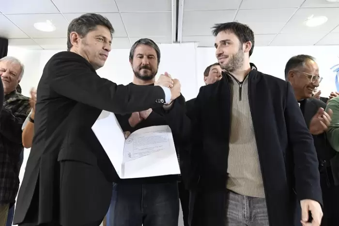 Axel Kicillof junto a Ignacio Torres.