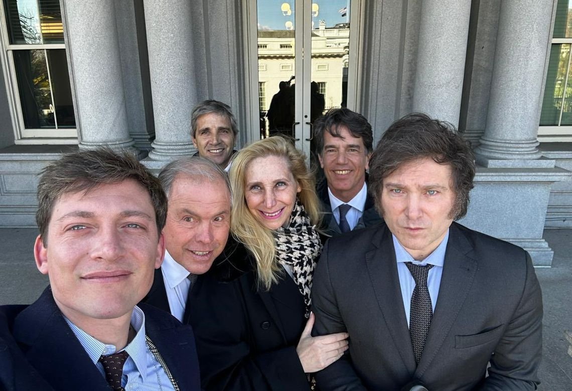 Santiago Caputo y Karina Milei, en la mira: las dudas y agujeros negros que inquietan a la oposición - El Cronista