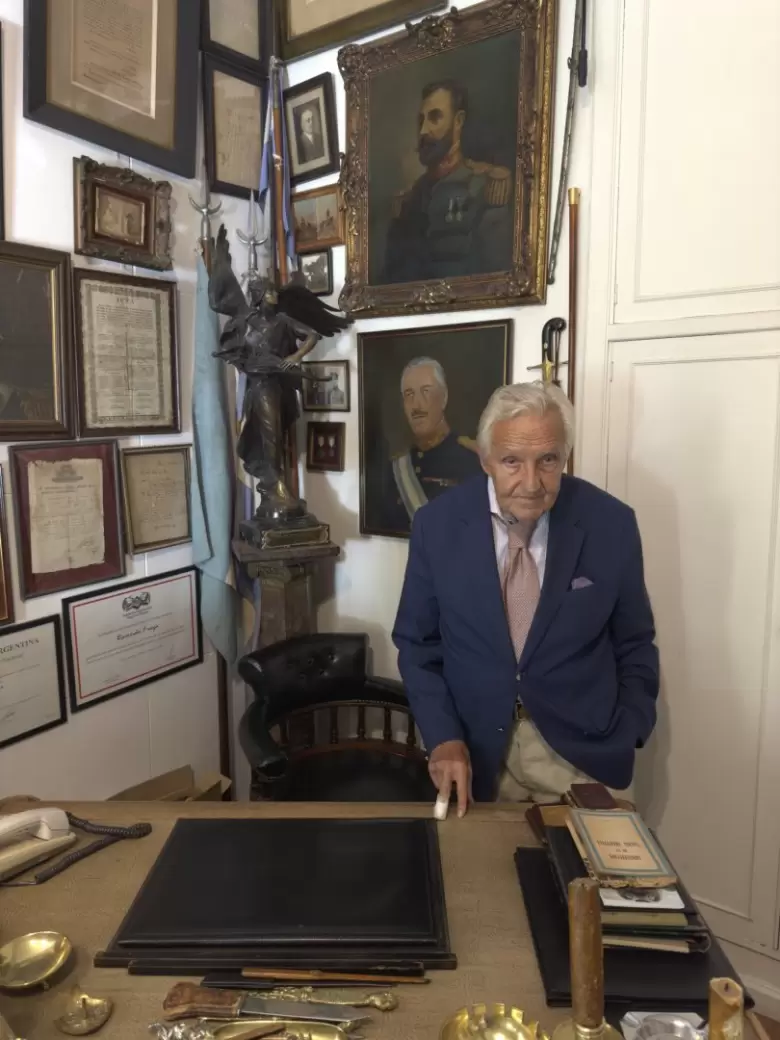 En su estudio, donde el pasado y el presente conviven, Fraga reflexiona sobre el panorama electoral. "Milei va a jugar todo a no devaluar"