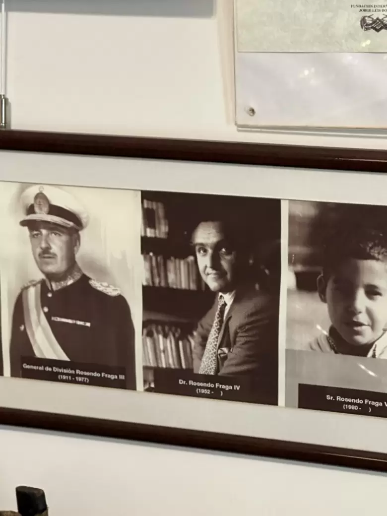 Historia y presente: retratos de sus antepasados, caricaturas y una biblioteca repleta.