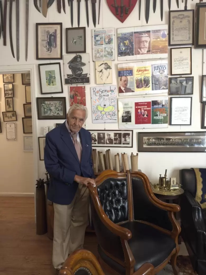 Fraga en su mundo: Desde su oficina, rodeado de libros, condecoraciones y recuerdos históricos, Rosendo Fraga analiza el impacto del escándalo cripto.