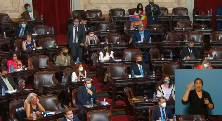 Fernández, y el recinto semivacío y con legisladores con barbijos.