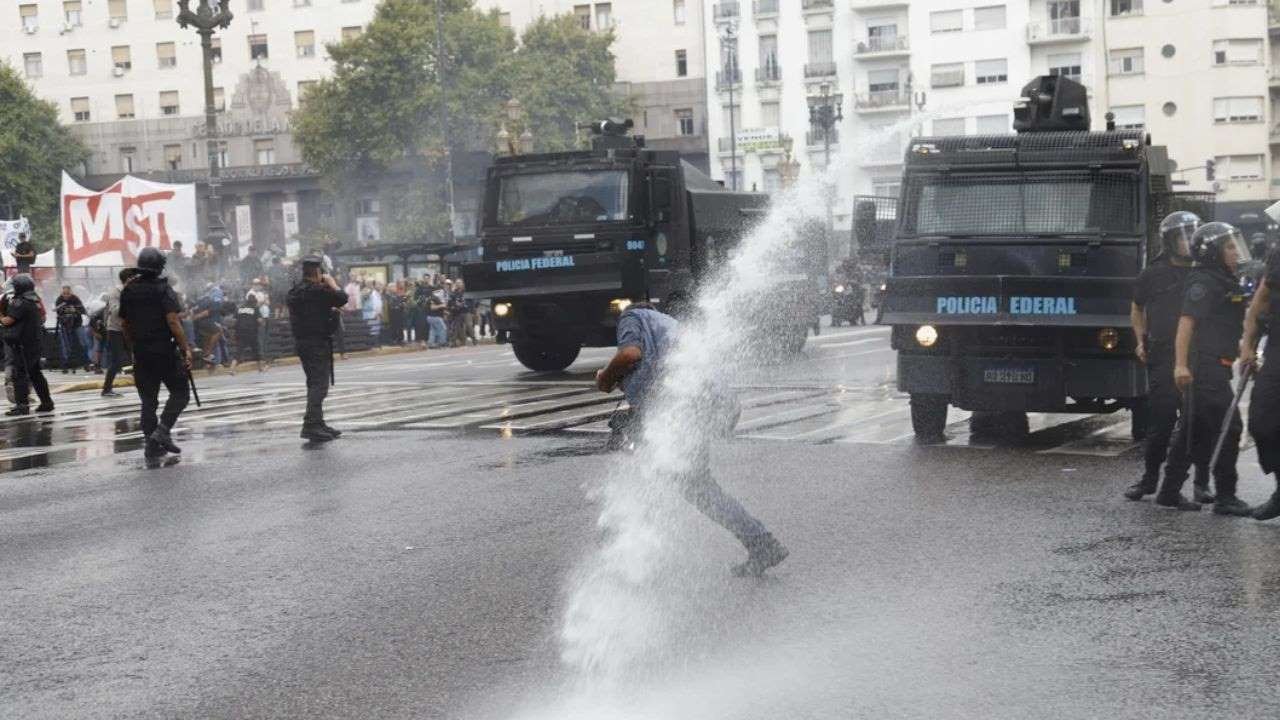 La policía tiró gases y balas de goma contra los manifestantes en el Congreso