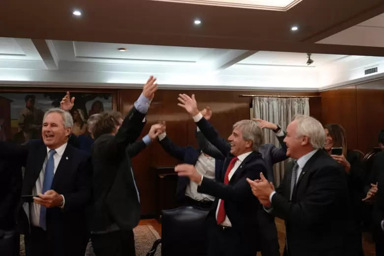 Festejos por la salida del cepo.