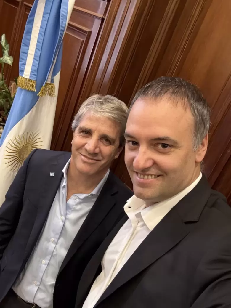 Luis "Toto" Caputo y Manuel Adorni.