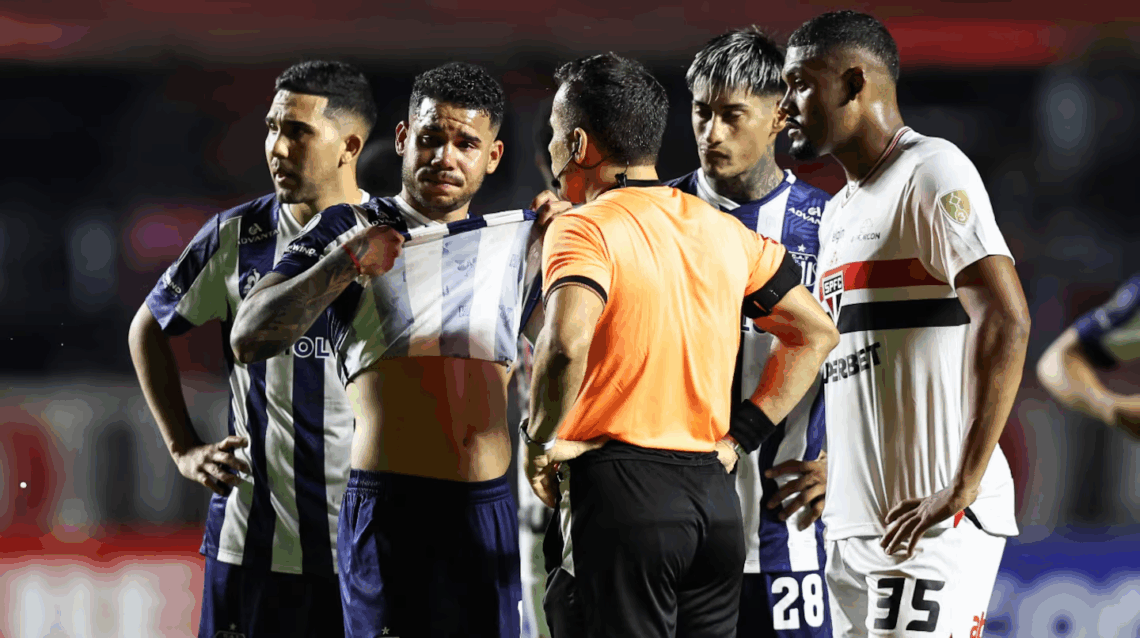 Por los insultos xenófobos a Navarro, San Pablo logró postergar la declaración de Bobadilla | Canal Showsport