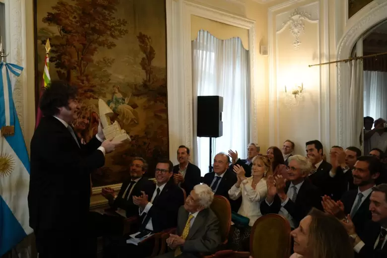 Milei recibió el premio Escuela de Salamanca de la agrupación liberal "El Club de los Viernes"