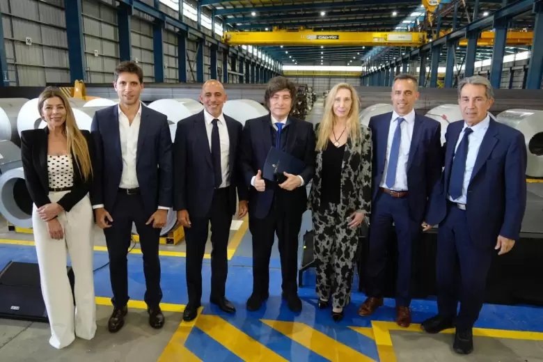 Milei con su equipo en Sidersa.