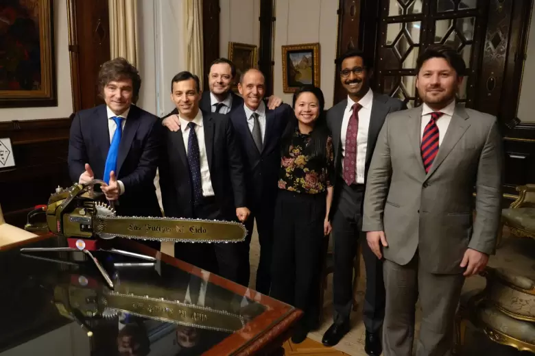 Milei con ejecutivos de OpenAI y la famosa motosierra.