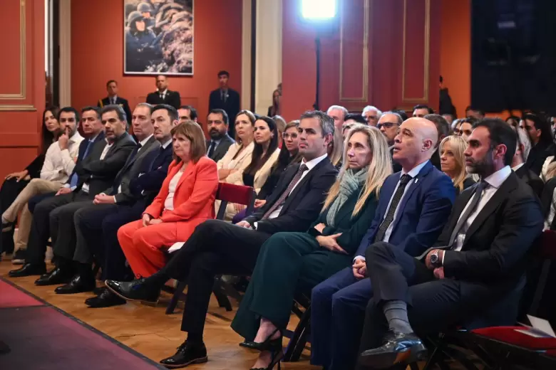 Milei reunión 100 diputados y senadores Casa Rosada