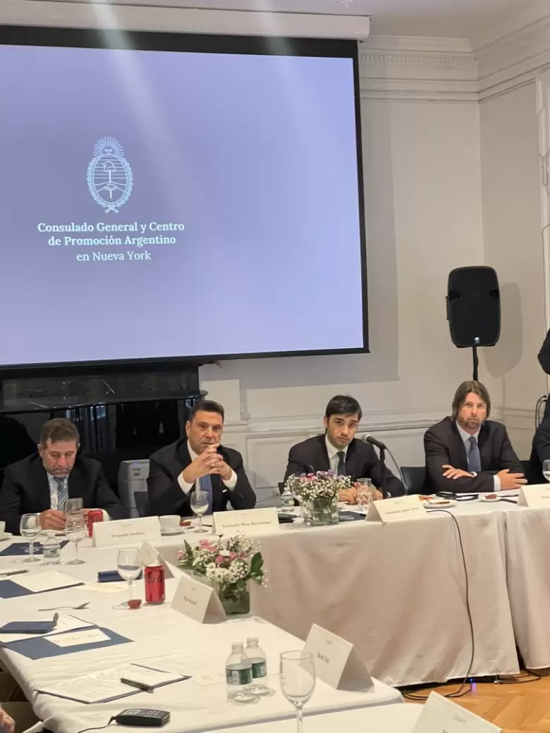Torres, escoltado por Gerry Díaz Bartolomé en el consulado de NY.