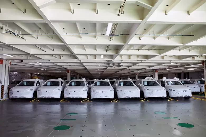 El buque de BYD arribó con 5.841 vehículos.