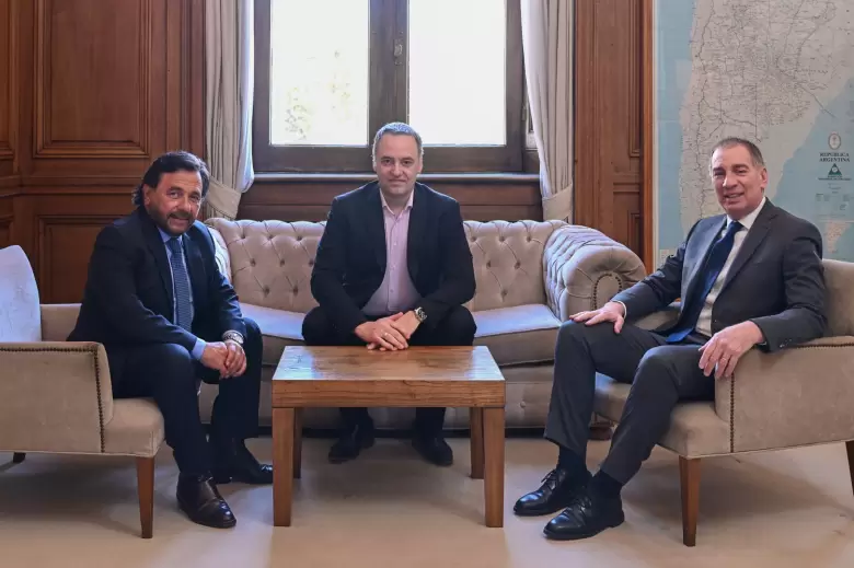 Sáenz se reunió este jueves con Adorni y Santilli en la Casa Rosada