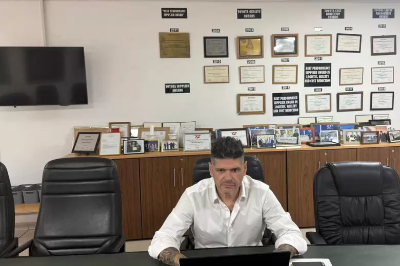 Rodríguez en su oficina de la planta de Baradero y a sus espaldas los premios que recibió MaRo de parte de Toyota.