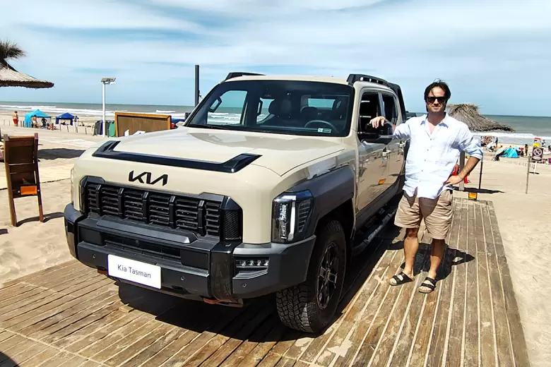 Lucas Budman junto a la Kia Tasman en Costa Esmeralda.