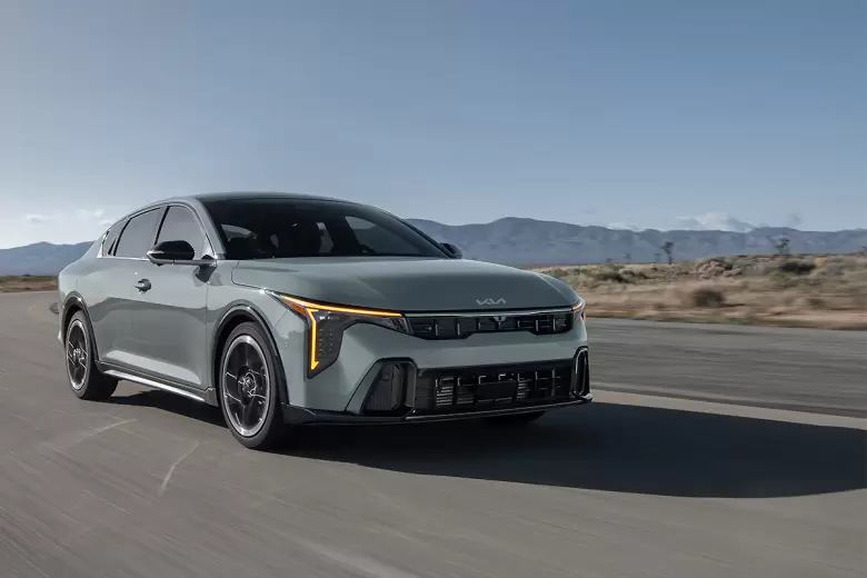 El Kia K4 sigue la misma propuesta de diseño del K3, con líneas modernas.