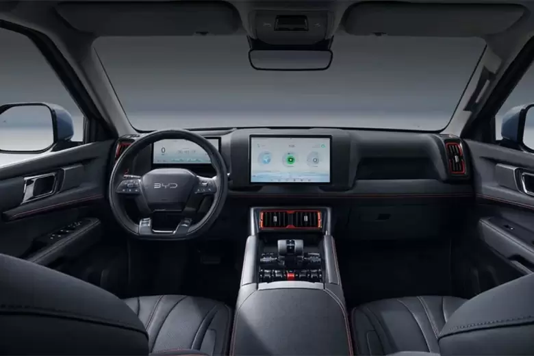 Se caracteriza por tener un tamaño intermedio entre una mid size y una full size.