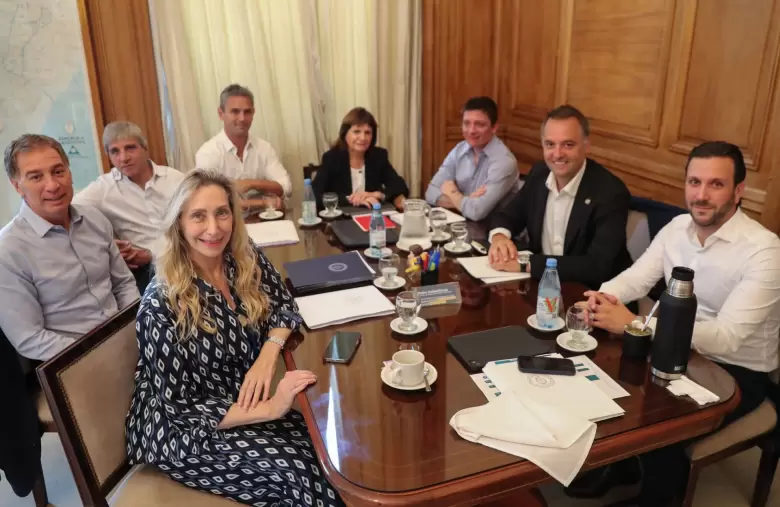 Reunión de la mesa política: Karina Milei, Santilli, Luis Caputo, Menem, Bullrich, Santiago Caputo, Adorni y Devitt