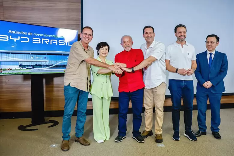 Lula da Silva junto a Stella Li en el anuncio de la nueva inversión de BYD en Brasil.