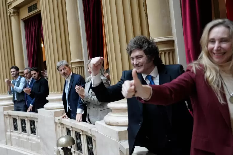 javier y karina milei respaldaron a manuel adorni desde el palco en diputados