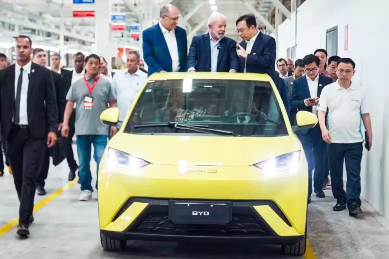 Lula da Silva recorre la planta de BYD en la que se encontraron las irregularidades laborales.