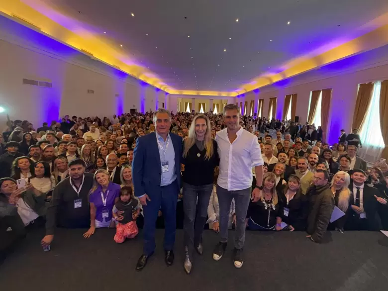 Sebastián Pareja, Karina Milei y Martín Menem en el Congreso Legislativo en Mar del Plata, en noviembre 2025