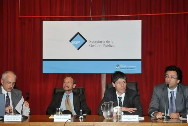 De Luca con Adam Przeworski, Leonardo Morlino y Juan Manuel Abal Medina en Buenos Aires en 2010.