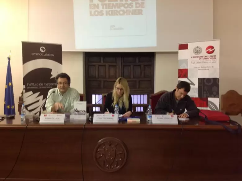 Mon Flavia Freidenberg y Andrés Malamud, en la Universidad de Salamanca, España, 2013. Presentación del libro La política en tiempos de los Kirchner.