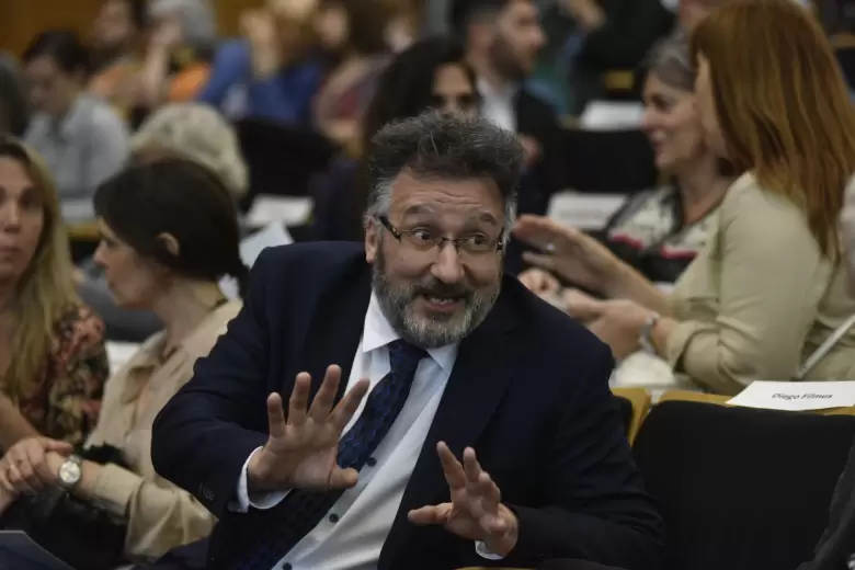 Miguel De Luca en acto conmemoración de los 40 años de la SAAP, Sociedad Argentina de Análisis Político, diciembre de 2023 en el «Auditorio Cultural d