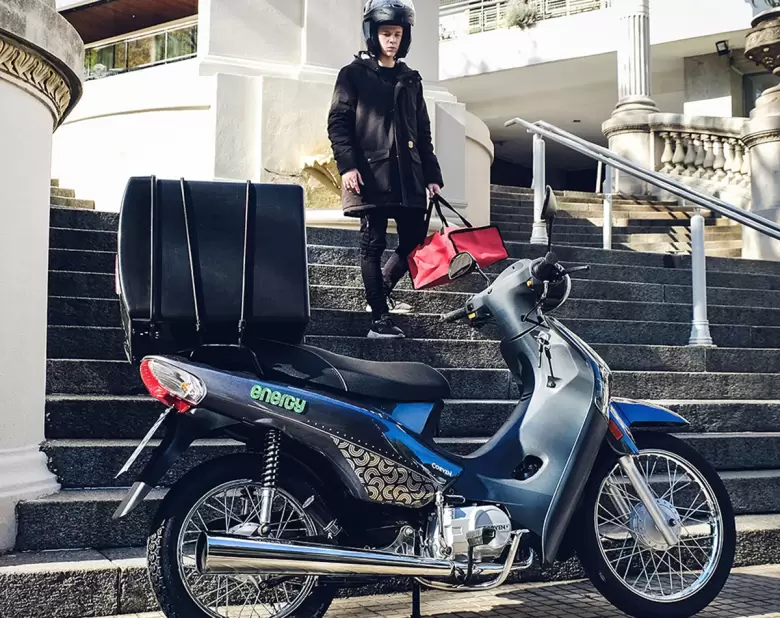 Por su bajo consumo y mantenimiento, las motos tipo CUB son -además- usadas para trabajar.