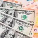 En abril y en enero-abril, el que apostó al dólar perdió, y mucho