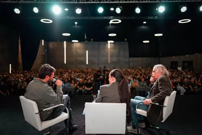 Juan Grabois presentó "La felicidad del pueblo" en la Feria del Libro
