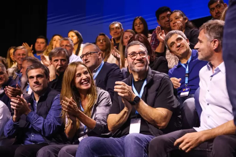 Guillermo Michel, Victoria Tolosa Paz, Juan Manuel Olmos y Federico Achával en el encuentro "El peronismo debate"