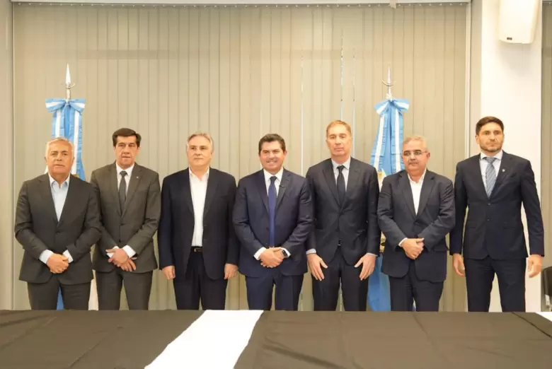 Diego Santilli encabezó un almuerzo con Alfredo Cornejo, Carlos Sadir, Martín Llaryora, Marcelo Orrego, Raúl Jalil y Maximiliano Pullaro