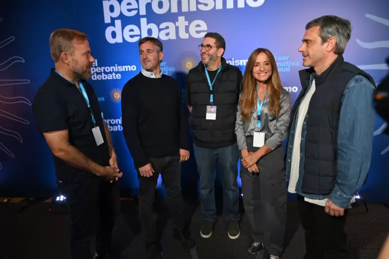 Gastón Granados, Federico Achával, Juan Manuel Olmos, Victoria Tolosa Paz y Guillermo Michel en el encuentro "El peronismo debate"