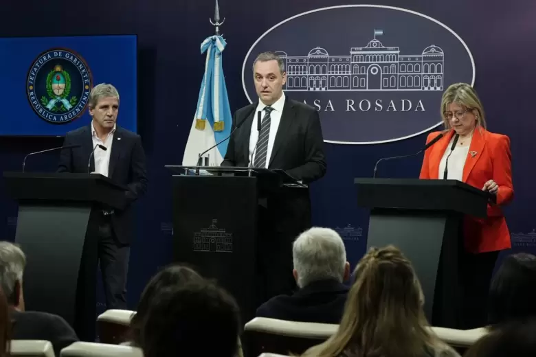 Manuel Adorni encabezó una conferencia de prensa junto a Luis Caputo y Alejandra Monteoliva - Presidencia