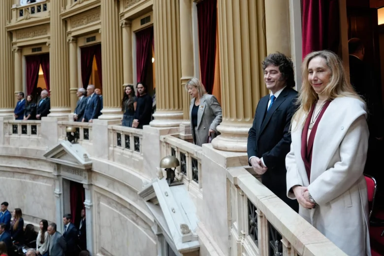 Javier y Karina Milei respaldaron a Manuel Adorni desde el palco en Diputados - Presidencia