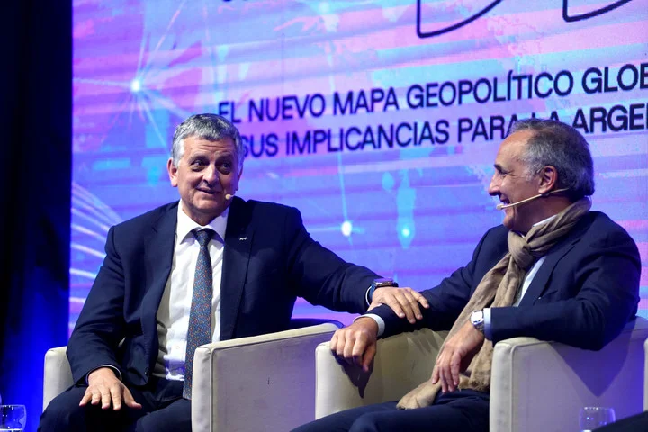 Foto: Guillermo Rodriguez Adami - DEMOCRACIA Y DESARROLLO MARCOS BULGHERONI Y HORACIO MARIN PRESIDENTE DE YPF FOTO GUILLERMO RODRIGUEZ ADAMI