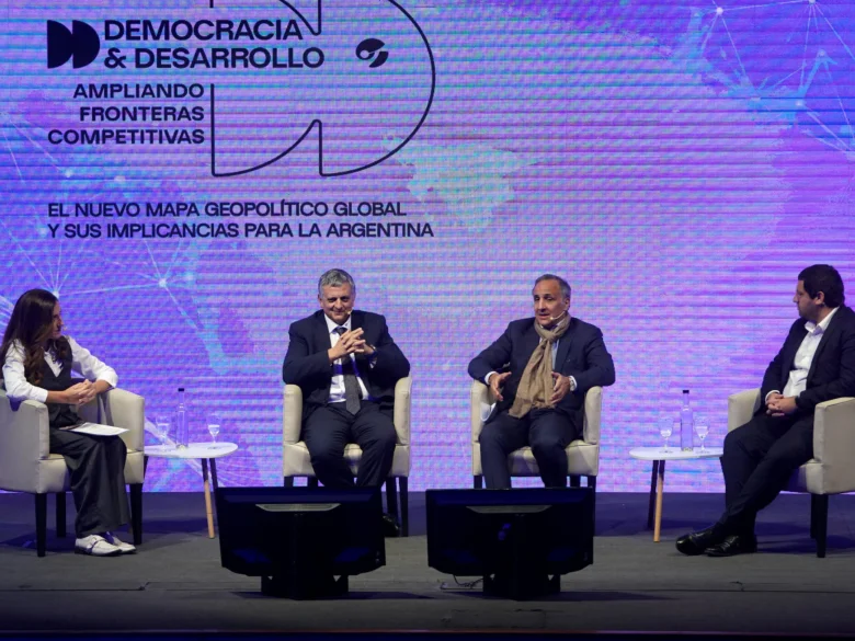 Democ - DEMOCRACIA Y DESARROLLO MARCOS BULGHERONI
FOTO GUILLERMO RODRIGUEZ ADAMI