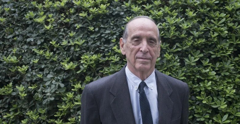 Ricardo Arriazu alerta que, sin un Plan de Desarrollo real, el programa económico actual podría agravar la pobreza y convertir el éxito en tragedia. - e