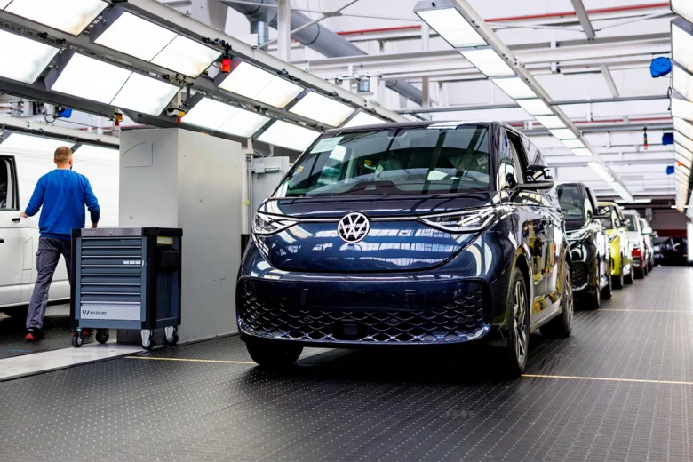 El modelo ID Buzz de Volkswagen se fabrica en la planta en Hannover, Alemania. - VW