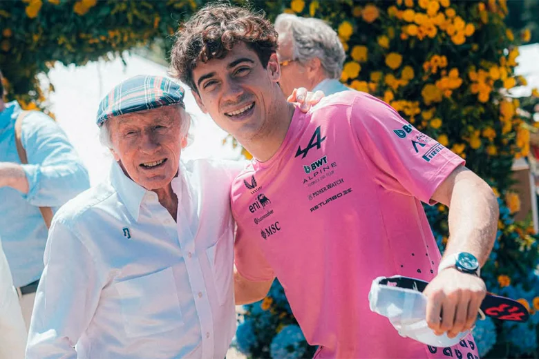 Franco Colapinto se tomó una foto junto a Jack Stewart, tres veces campeón mundial de la F1. - AS