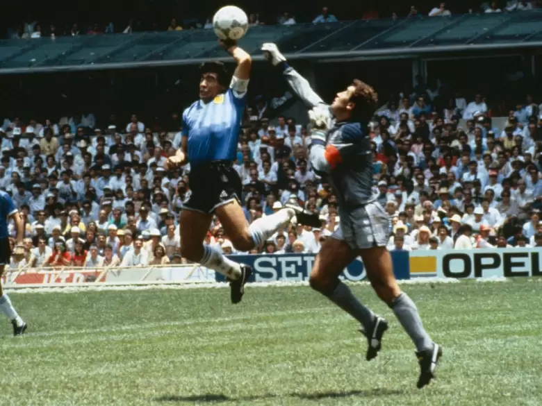 Diego Maradona y Peter Shilton - g